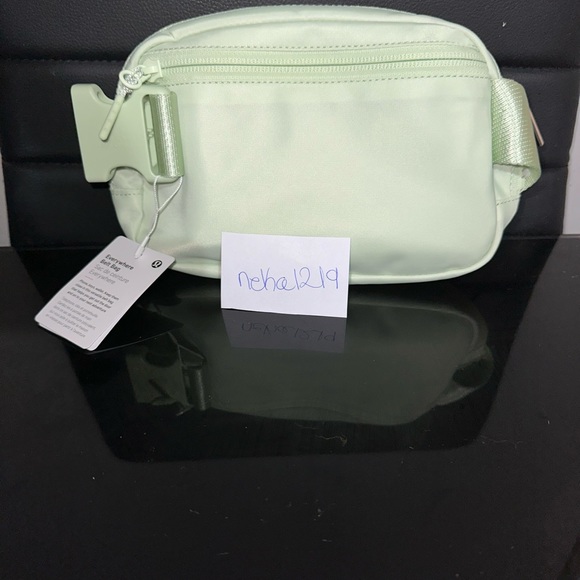 Lululemon Everywhere Belt Bag 1L- Kohlrabi Green/White - Picture 4 of 12